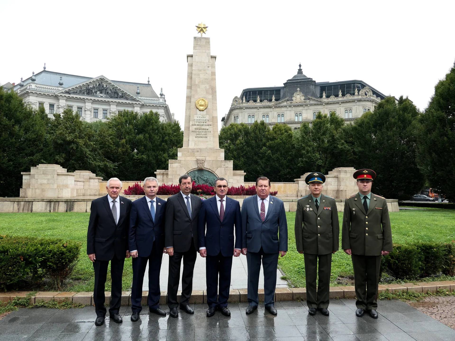Служителите на ГРУ Алексей Заруднев (най-вдясно) и Максим Воробьов (вторият отдясно) в Будапеща